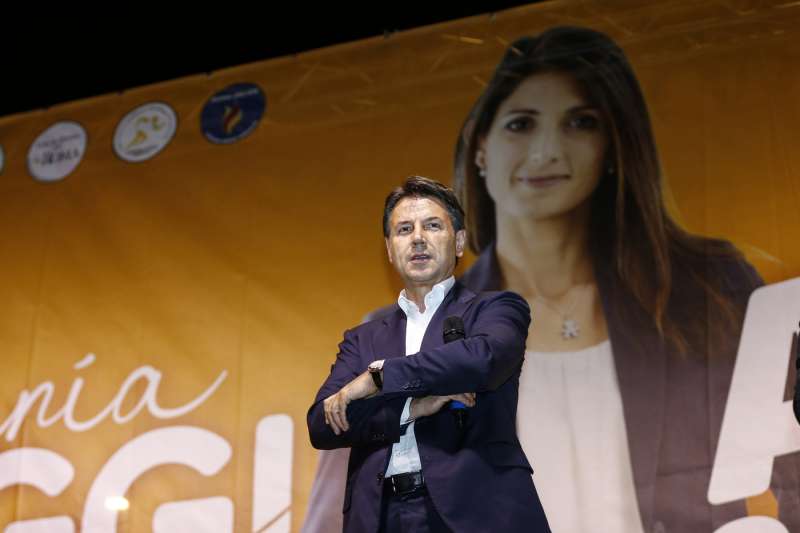 giuseppe conte al comizio di chiusura della campagna elettorale di virginia raggi