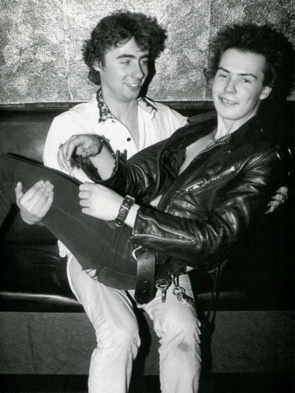 glen matlock tiene in braccio Sid Vicious, foto Sheila Rock 1978