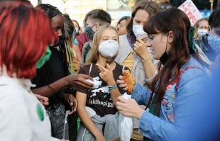 greta thunberg con il presunto fidanzato a milano7