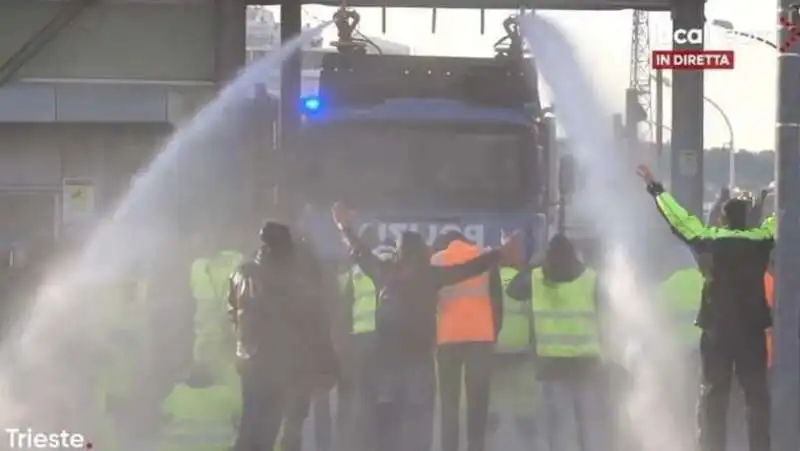 IDRANTI SULLA MANIFESTAZIONE AL PORTO DI TRIESTE  