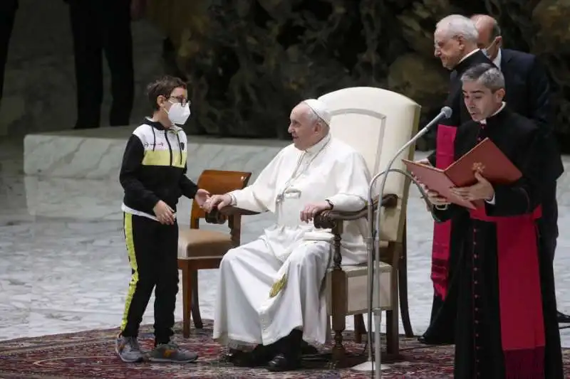 il fuoriprogramma del papa col bambino 1