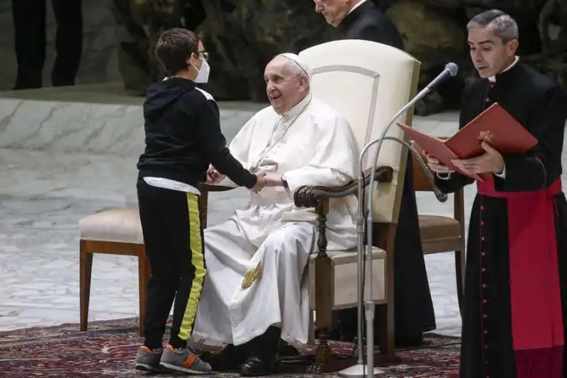 il fuoriprogramma del papa col bambino 4