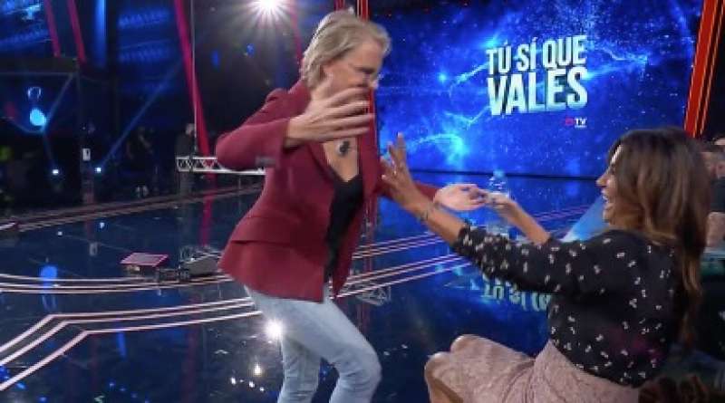 il gavettone di sabrina ferilli a maria de filippi a 'tu si que vales' 2