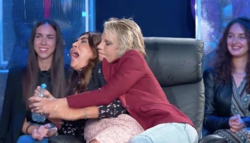 il gavettone di sabrina ferilli a maria de filippi a 'tu si que vales' 6