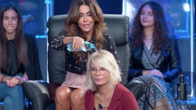 il gavettone di sabrina ferilli a maria de filippi a 'tu si que vales' 8