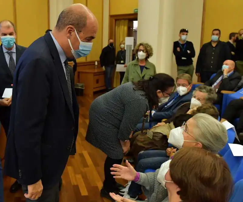 il presidente zingaretti saluta la mamma di giovanni bartoloni  foto di bacco