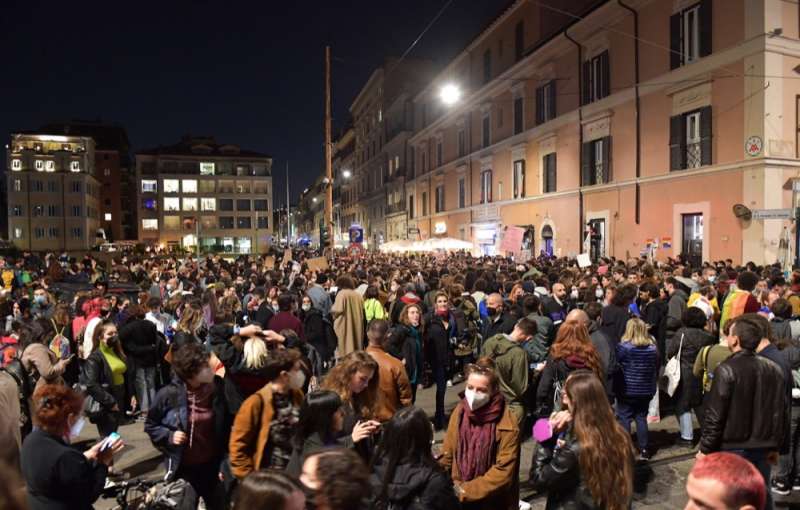 in migliaia contro la bocciatura del ddl zan contro l omofobia foto di bacco