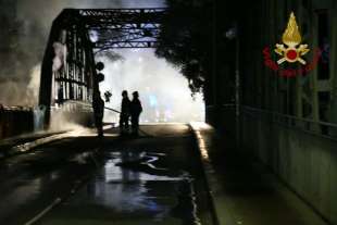 incendio al ponte di ferro a roma