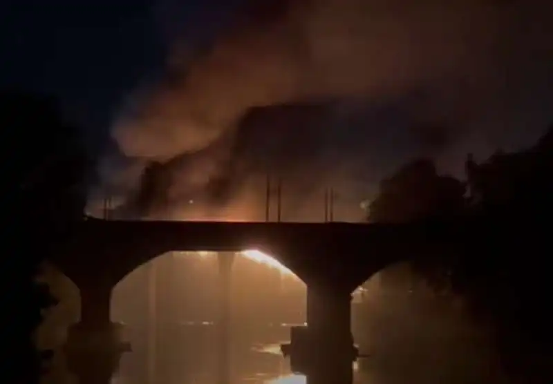 incendio al ponte di ferro di roma ostiense   2