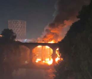 incendio al ponte di ferro di roma ostiense 4