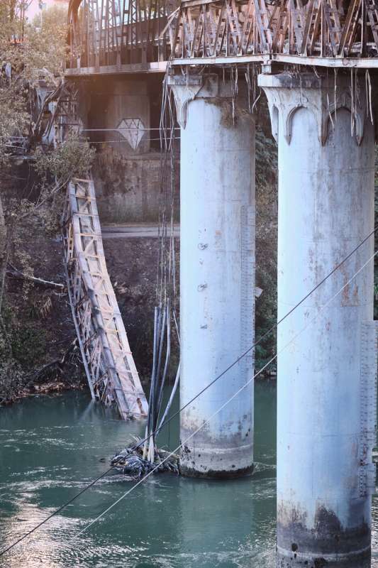 incendio ponte di ferro a roma ostiense 1