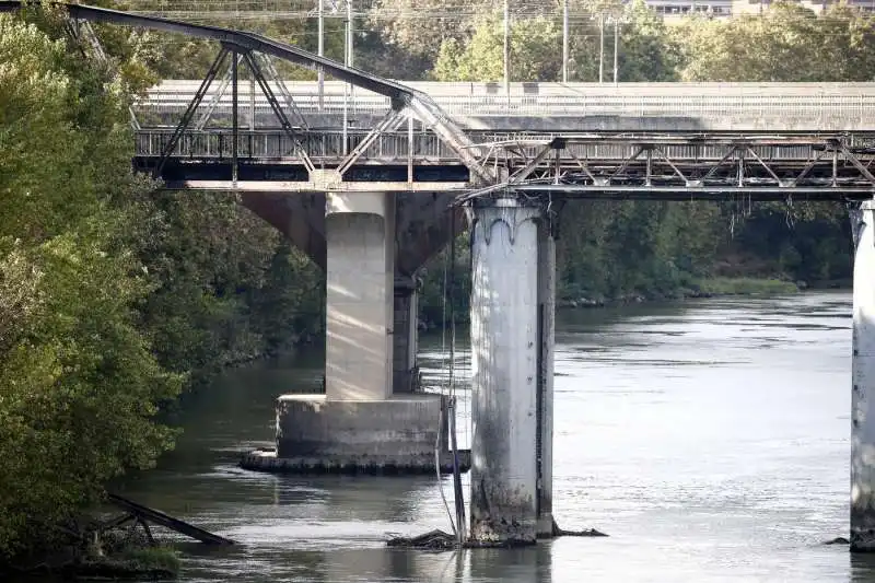 incendio ponte di ferro a roma ostiense   10