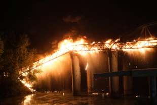 incendio ponte di ferro a roma ostiense 11