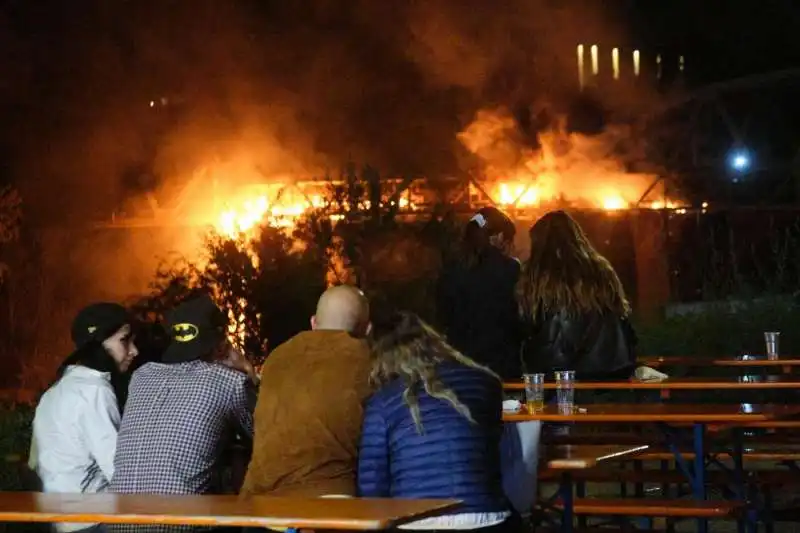 incendio ponte di ferro a roma ostiense   12