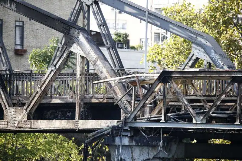 incendio ponte di ferro a roma ostiense   13