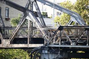 incendio ponte di ferro a roma ostiense 13