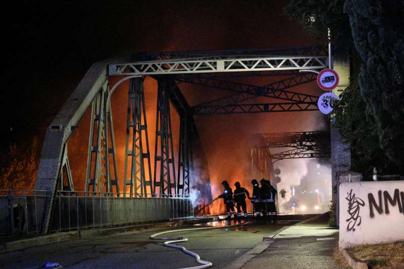 incendio ponte di ferro a roma ostiense 14