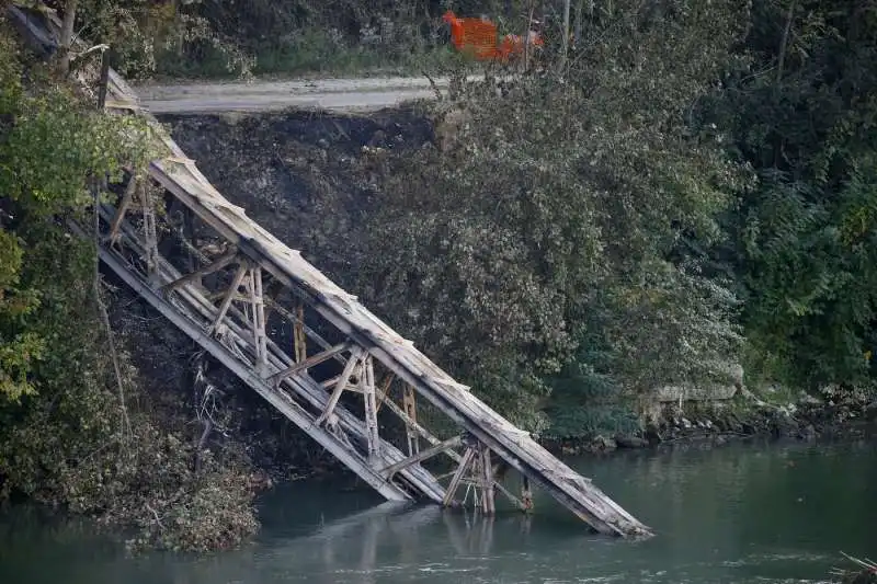 incendio ponte di ferro a roma ostiense   15