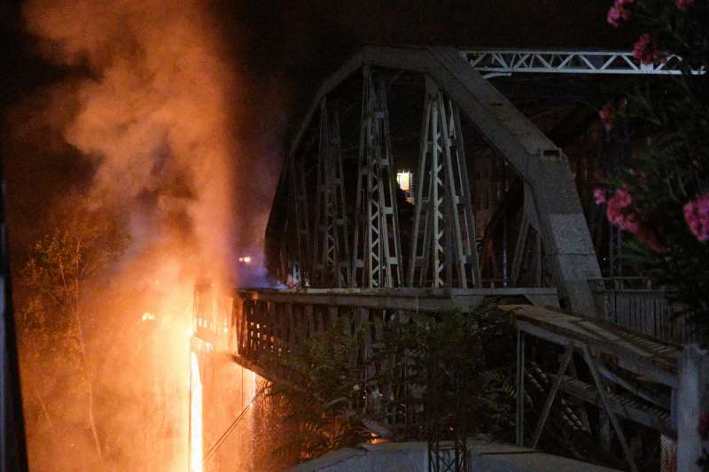 incendio ponte di ferro a roma ostiense 16