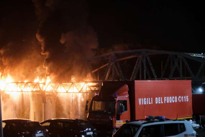 incendio ponte di ferro a roma ostiense 17