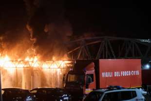 incendio ponte di ferro a roma ostiense 17