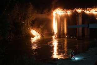 incendio ponte di ferro a roma ostiense 18