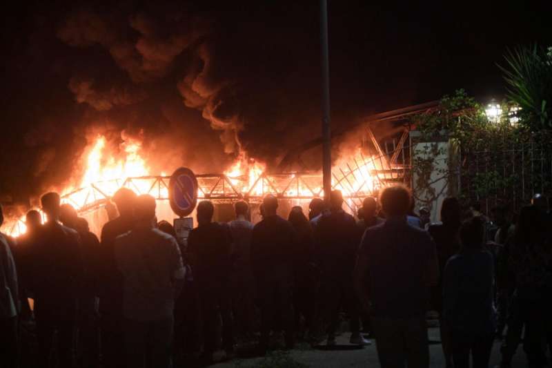 incendio ponte di ferro a roma ostiense 19