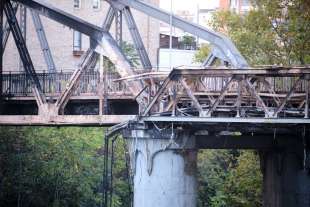 incendio ponte di ferro a roma ostiense 2