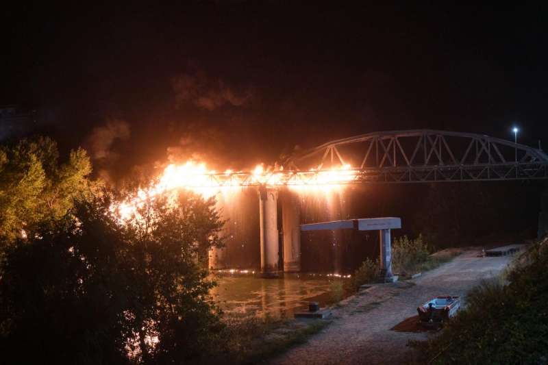 incendio ponte di ferro a roma ostiense 20