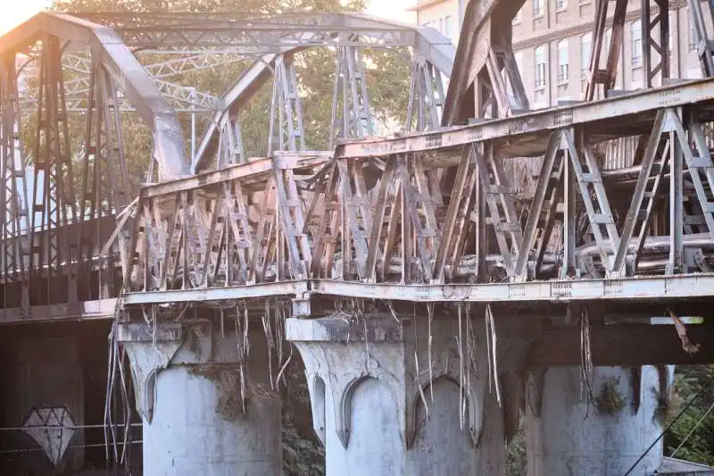 incendio ponte di ferro a roma ostiense   3