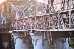 incendio ponte di ferro a roma ostiense 3