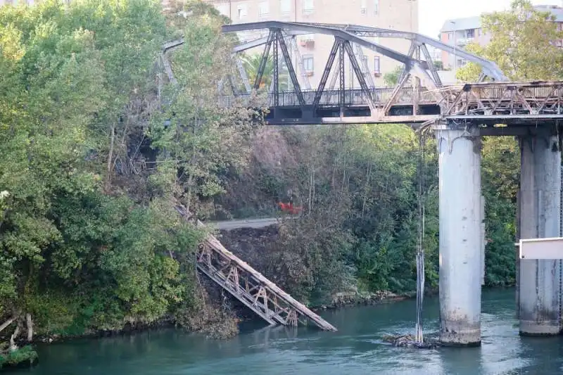 incendio ponte di ferro a roma ostiense   4