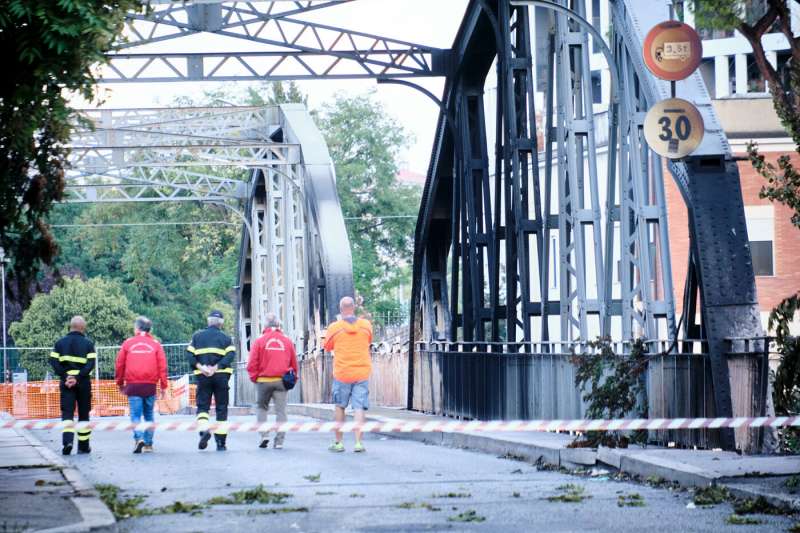 incendio ponte di ferro a roma ostiense 5