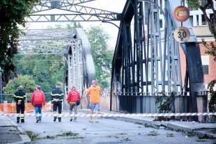 incendio ponte di ferro a roma ostiense 5