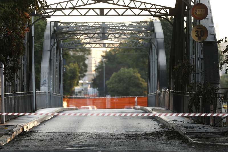 incendio ponte di ferro a roma ostiense 7