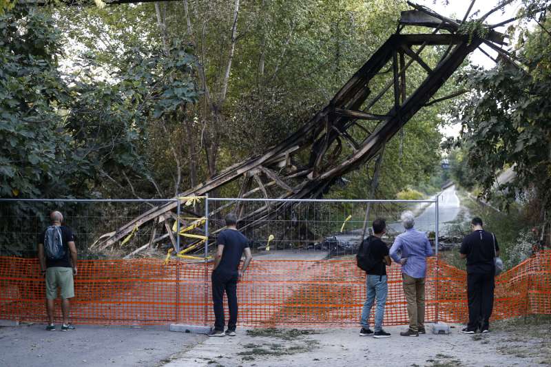 incendio ponte di ferro a roma ostiense 9