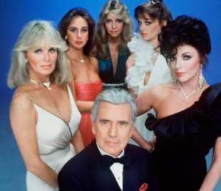 joan collins (a destra) con il cast di dynasty