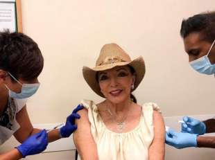 joan collins si fa vaccinare