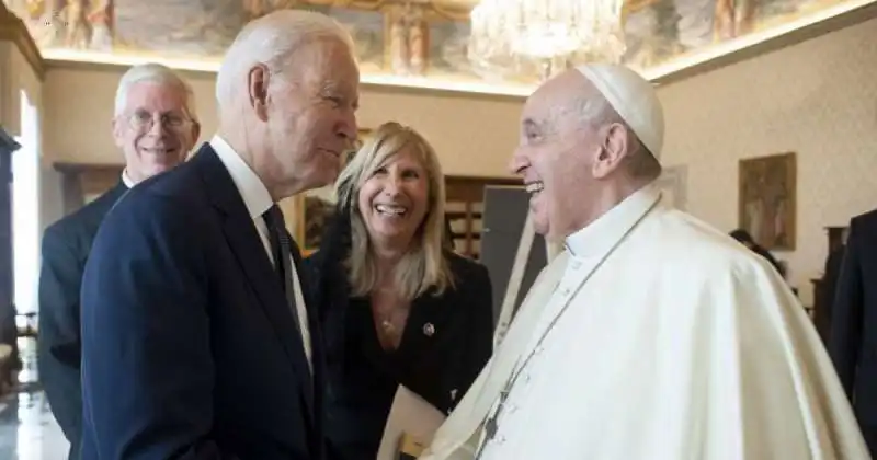 joe biden papa francesco 