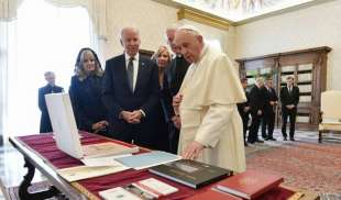 joe biden papa francesco 2