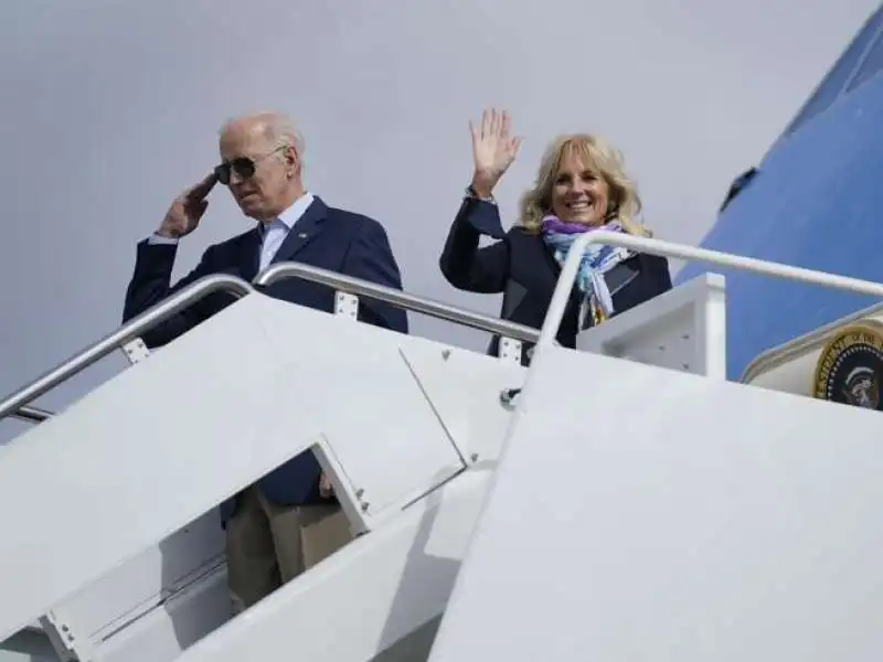 joe e jill biden arrivano a roma