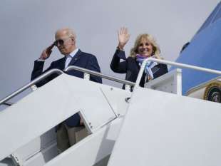 joe e jill biden arrivano a roma