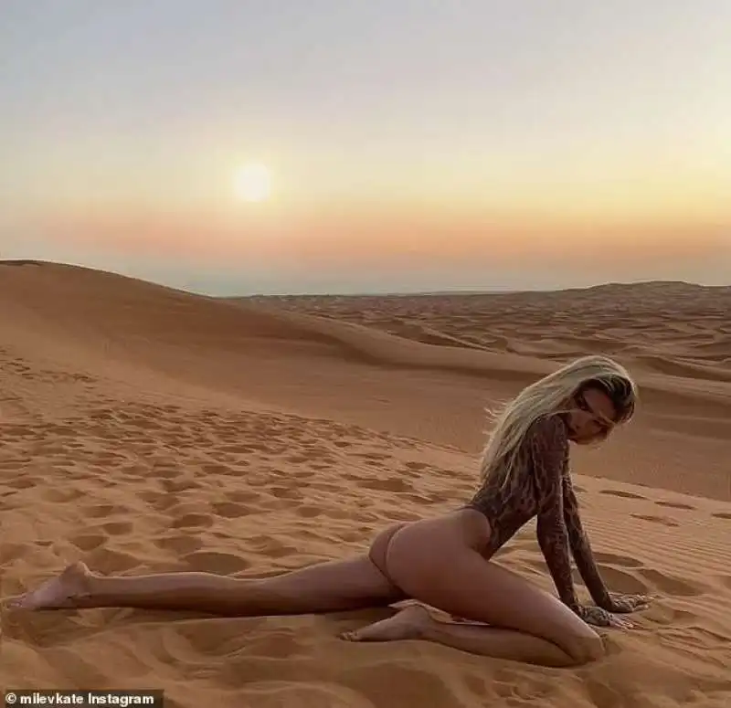 katya, influencer, nel deserto a dubai