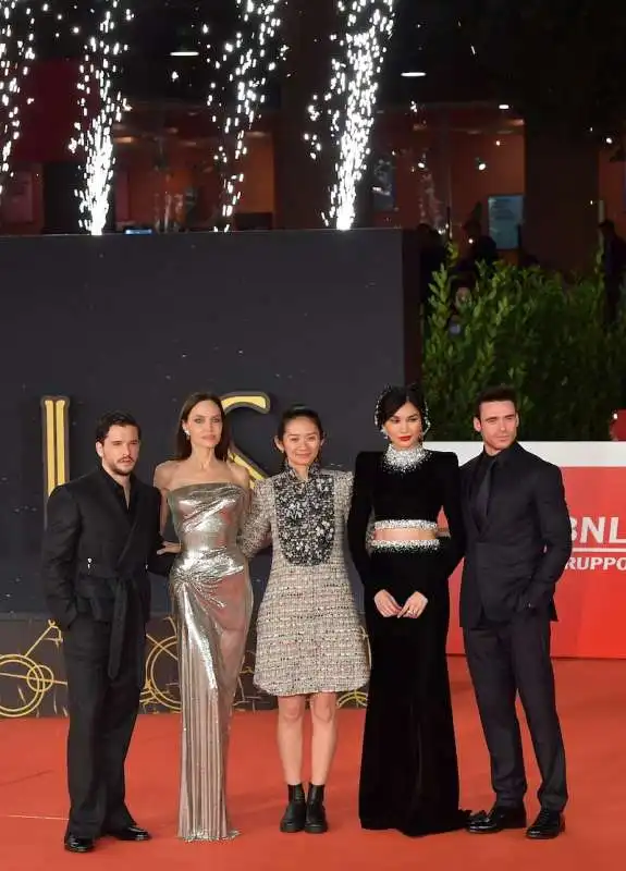 kit harington  angelina jolie  chloe zhao  gemma chan  richard madden  foto di bacco