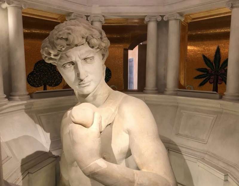 la copia del david di michelangelo con le parti intime nascoste all expo di dubai 3