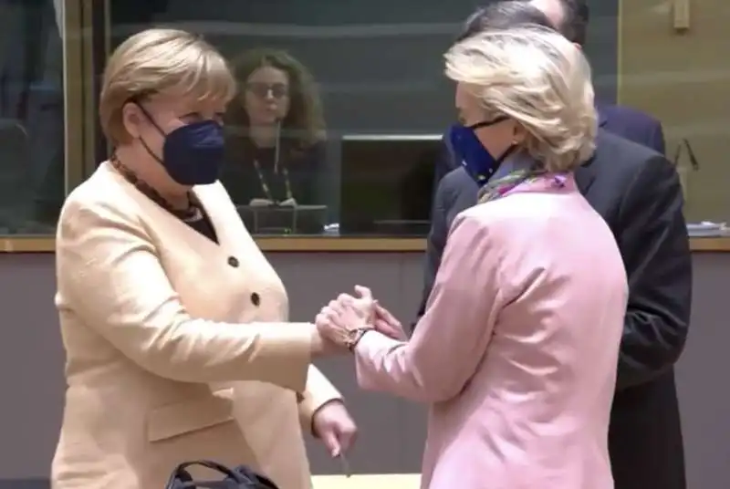 la gaffe di ursula von der leyen con angela merkel 3