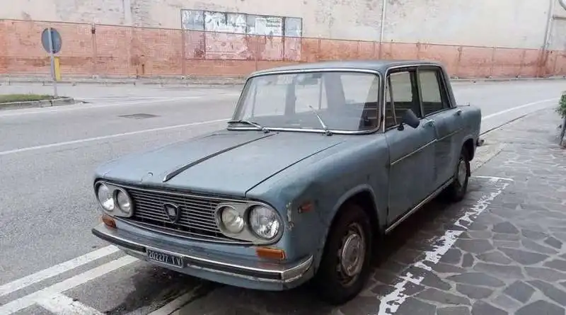 la lancia fulvia parcheggiata a conegliano