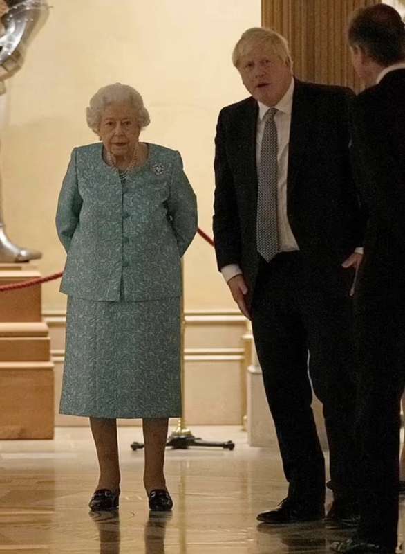 la regina elisabetta qualche giorno prima del ricovero con boris johnson