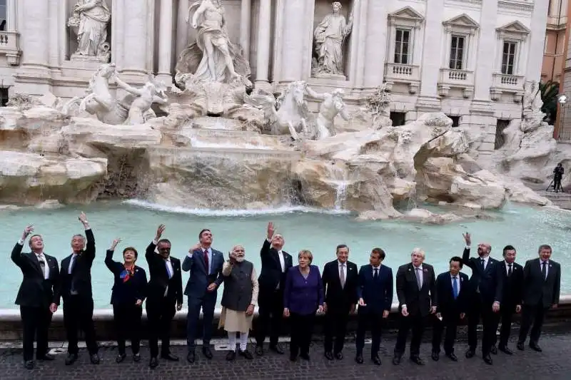 lancio della monetina fontana di trevi   g20   