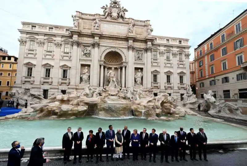 lancio della monetina fontana di trevi   g20         